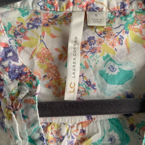 LC Lauren Conrad Floral Ruffle V-Neck Blouse Like New, Size Small