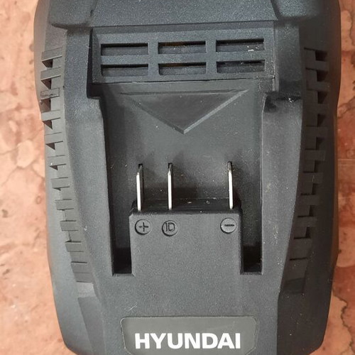 Hyundai Lithium Battery HBAT 20V4A and Charger HCBAT 2-4A used set