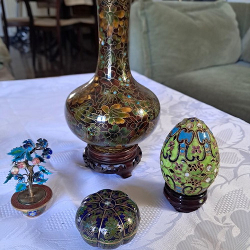 Cloisonne set of 4 pieces with 2 wooden bases like new