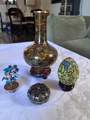 Cloisonne set of 4 pieces with 2 wooden bases like new