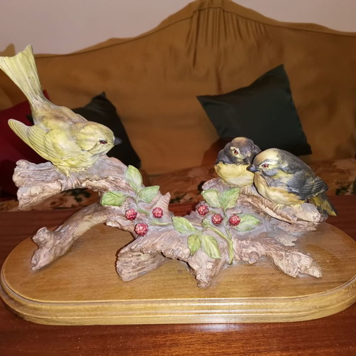 Decorative bird figurines from the 90s like new with wooden base