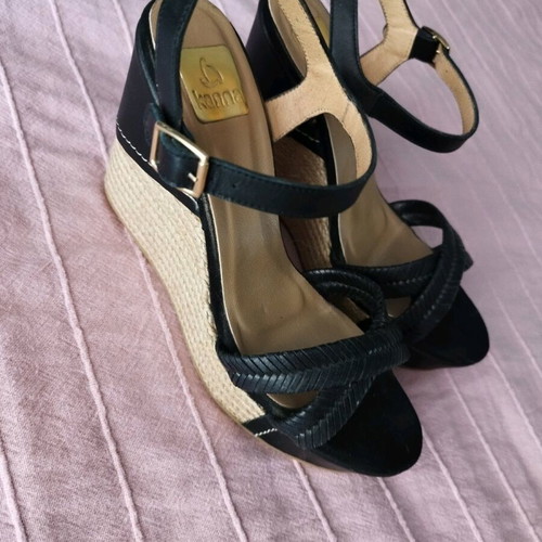 Hanna leather platform sandals size 39 black like new, almost unused