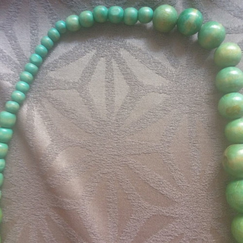 Wooden green necklace new, natural material