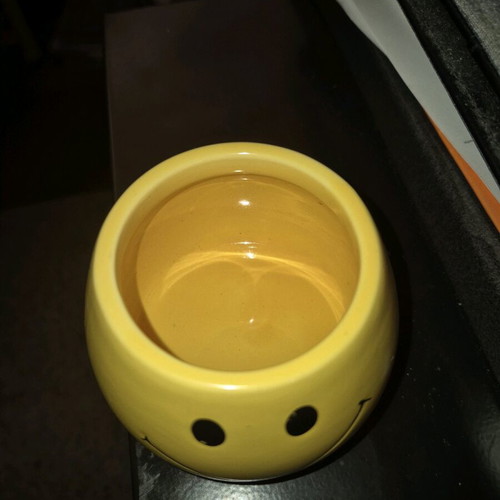 Ceramic Smiley pot yellow like new