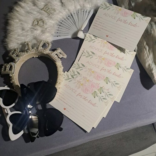 Bachelor accessories used, women's hair, fan, glasses