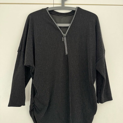 Long-sleeve black blouse with zipper like new