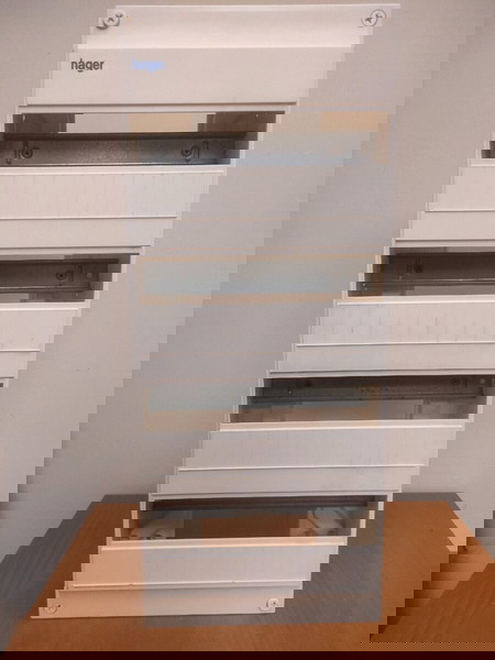 Hager Ηλεκτρολογικός Πίνακας Επιτοίχιος 4Χ13