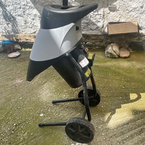 NAC LSB2504 Electric Branch Shredder like new, 2500W