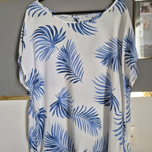 Blouse like new with blue leaf pattern, size XL
