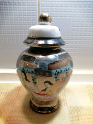 Satsuma vase vintage like new with lid and Japanese motifs