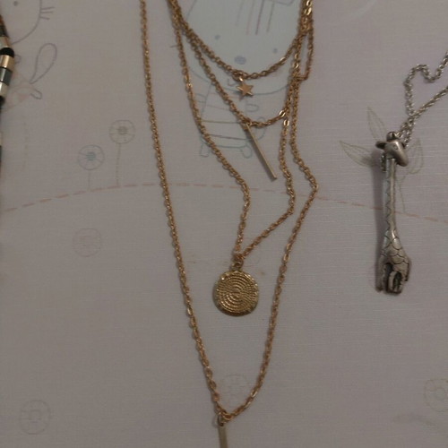 Set of 3 necklaces like new, mixed styles