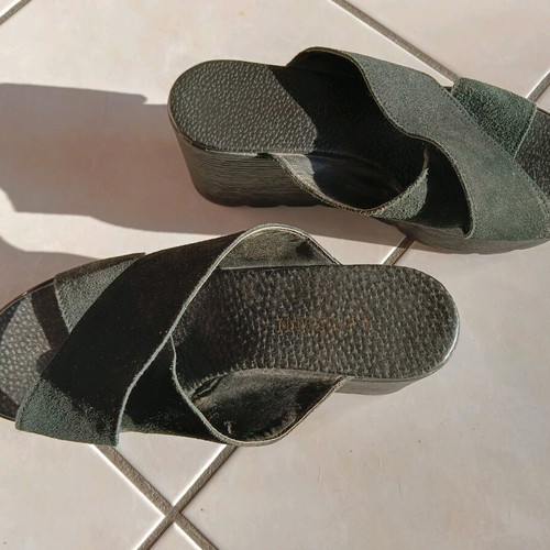 Labrini women's black suede platform slippers like new, size 37