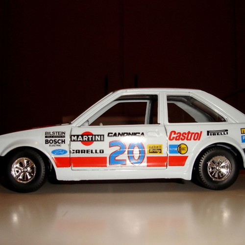 Burago Ford Escort XR3 μοντέλο 80' κλίμακα 1/24 με κουτί