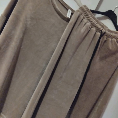 Velveteen set like new, one size, beige