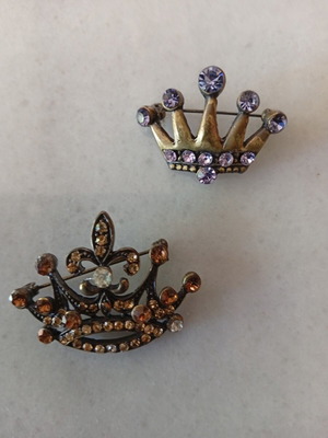 Vintage pins like new, bronze color with rhinestones