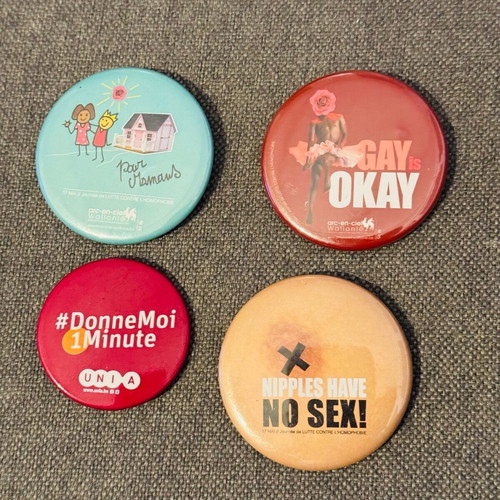 Commemorative pins like new, pack of 4 pieces