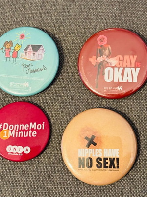 Commemorative pins like new, pack of 4 pieces