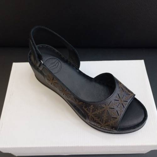 Leather platform sandals size 40, new, black