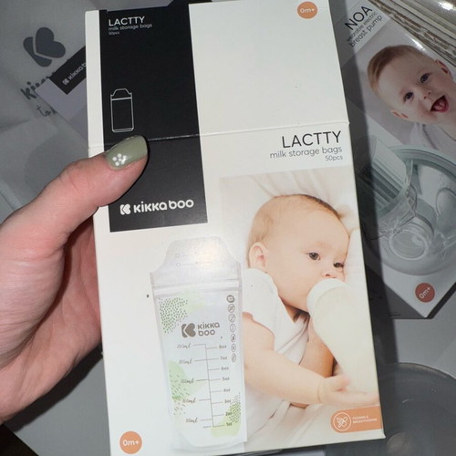 Kikkaboo electric wireless breast pump like new with 48 storage bags