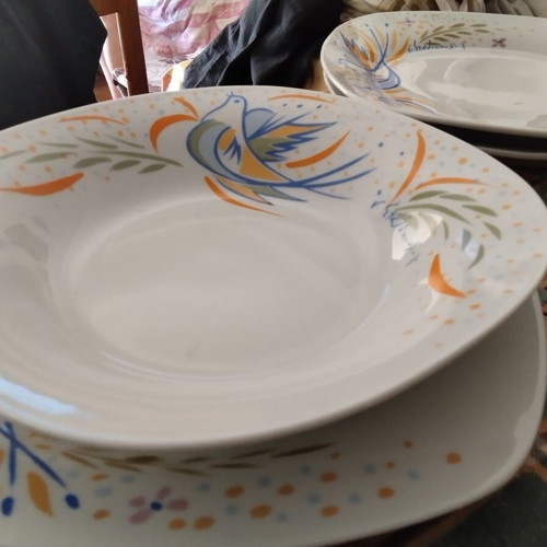 Stathopoulos collectible plates set of 4, like new, large