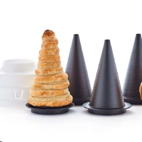 Tupperware Pastry Cones and Dough Cutter new, set of 4