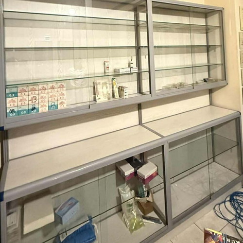Display cabinet with glass shelves like new, metal frame