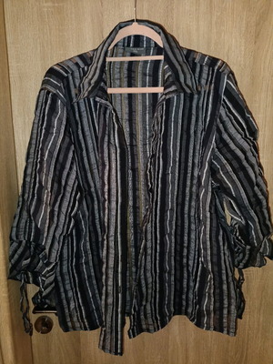 Women's embossed shirt like new, black and gray, size XXXL
