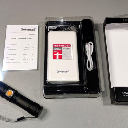 Intenso S10000 Slim powerbank used with metal flashlight full set