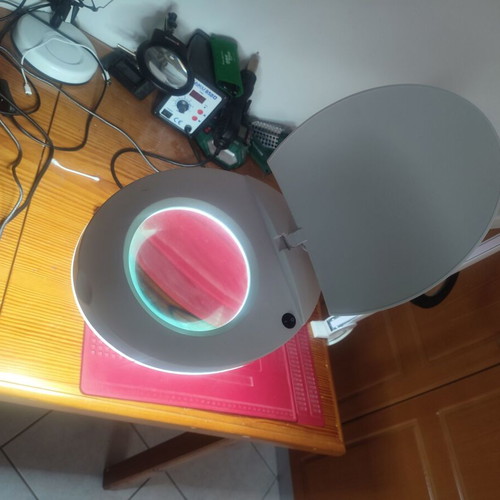 Table magnifying glass with LED light for beautician