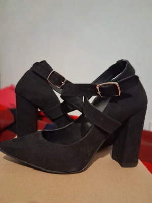 Sarigiannis black pumps with crisscross strap like new, size 37