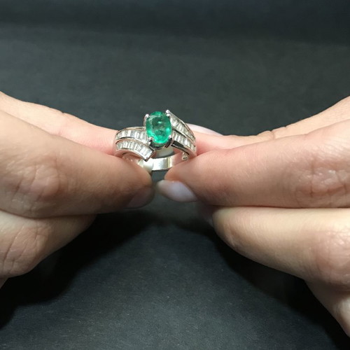 18k ring with Colombian emerald and brilliant diamonds new