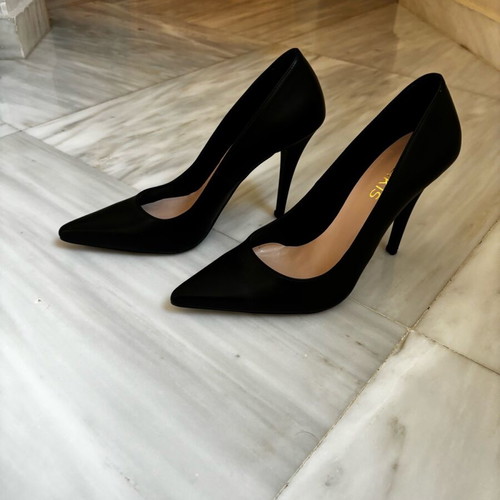 Bozikis black leather pointed pumps like new, size 39