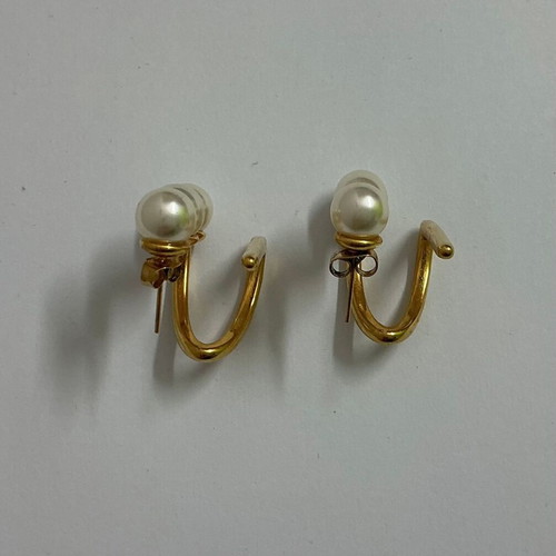 Ear cuffs in gold tone with pearls