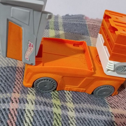 Hot Wheels Six-Level Truck Garage like new