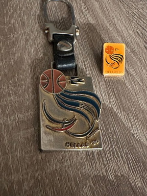 Keychain and pin Hellas 1995 FIBA World Champions used