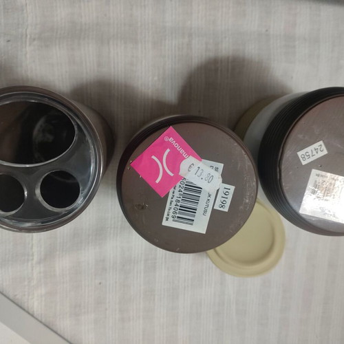 Bathroom set of 3 pieces like new, ceramic, porcelain and plastic