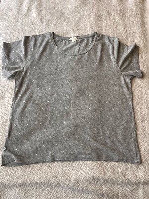 Women's gray H&M medium t-shirt used with palm trees design