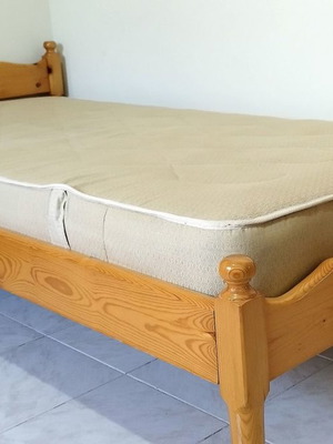 Ξύλινο μονό κρεβάτι με ανατομικό στρώμα σε άριστη κατάσταση