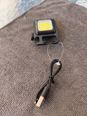 Δυνατός φακός με καλώδιο φόρτισης USB