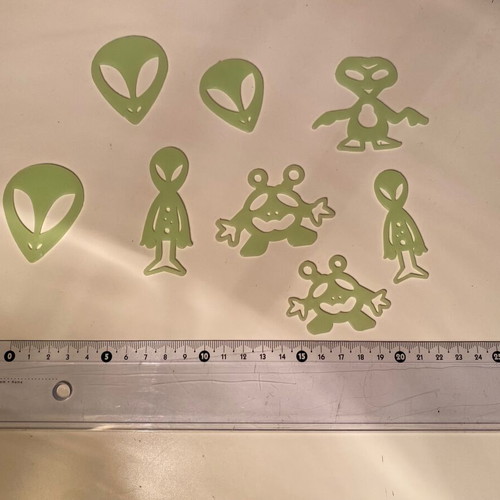 Glow in the dark alien figures like new, set of 8 pieces