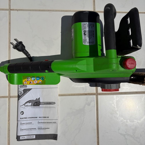 Electric chainsaw like new, barely used