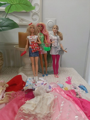 Barbie dolls like new, set with clothes and accessories