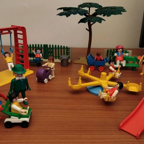 Playmobil Vintage 1974 Playground used with Acacia tree and figures