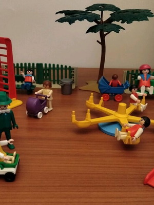 Playmobil Vintage 1974 Playground used with Acacia tree and figures
