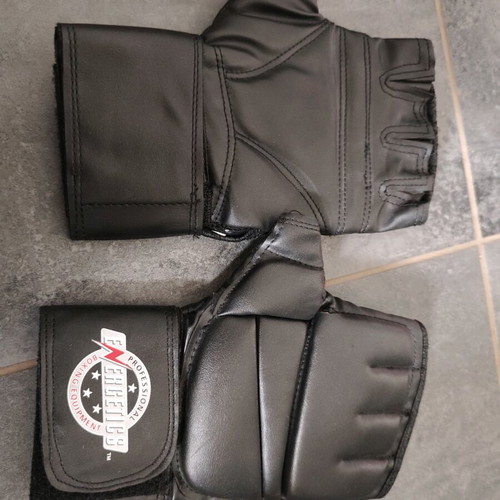 Boxing and MMA gloves like new with lifting straps