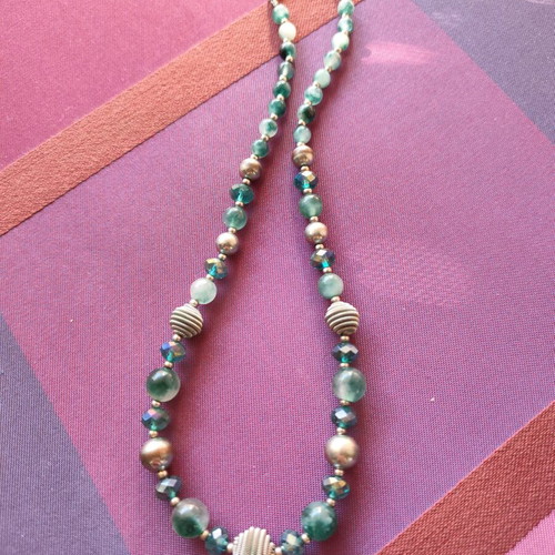 Vintage green necklace like new with silver beads