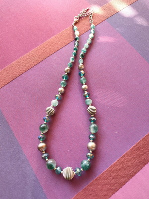 Vintage πράσινο κολιέ σαν καινούργιο με ασημί χάντρες