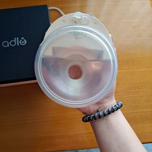 Adlo portable breast pump like new with 2 flanges and unused spare part