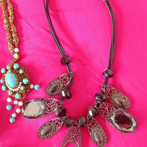 Vintage faux bijoux set used with missing parts