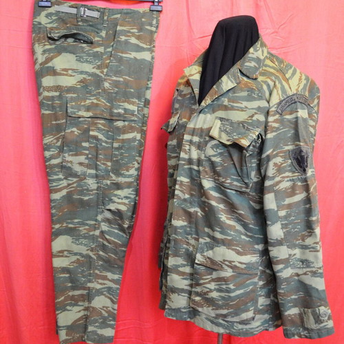 Camouflage uniform with commando insignia like new, large size
